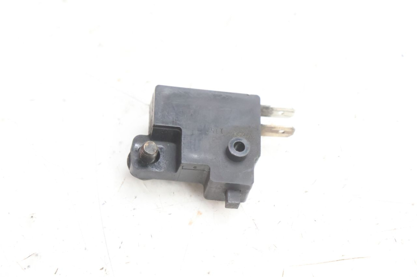photo de CONTACTEUR FEU STOP DROIT HONDA SH 125 (2001 - 2003) - Autre angle de vue