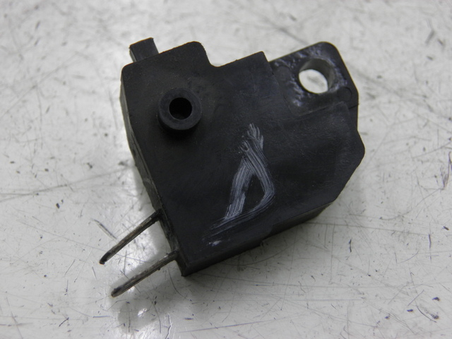 photo de CONTACTEUR FEU STOP DROIT SUZUKI BURGMAN EXECUTIVE 650 (2008 - 2010) - Vue principale