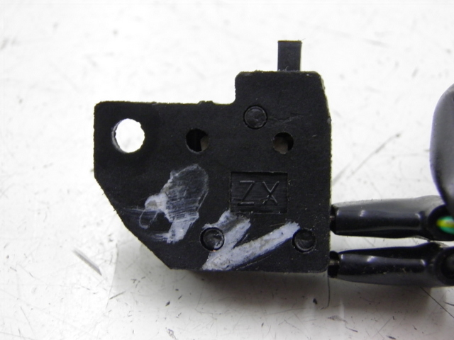 photo de CONTACTEUR FEU STOP DROIT SYM SYMPLY 4T 50 (2012 - 2015) - Autre angle de vue