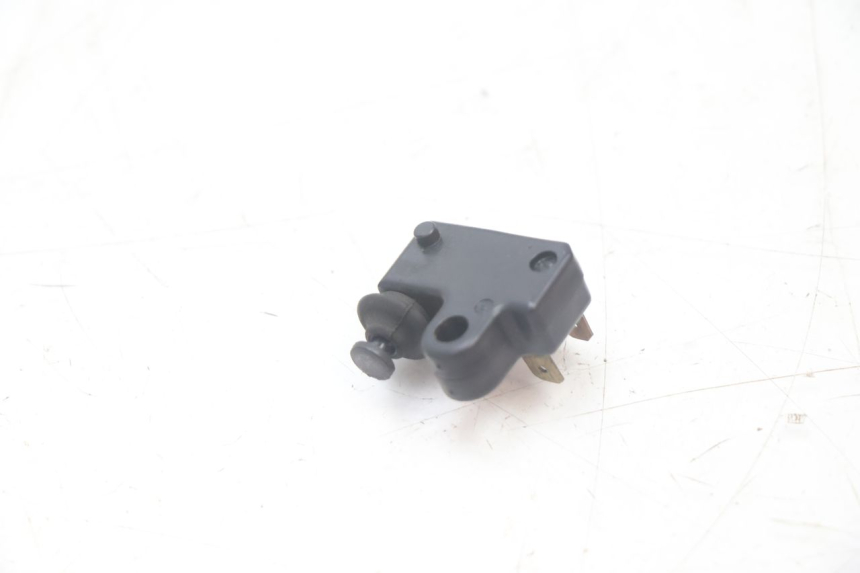 photo de CONTACTEUR FEU STOP DROIT YAMAHA XMAX X-MAX 125 (2006 - 2009) - Autre angle de vue