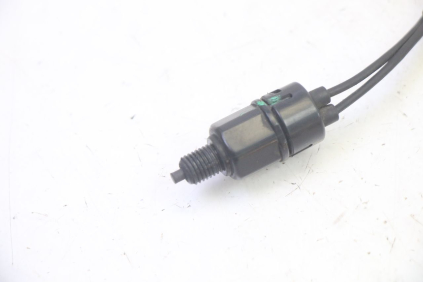 photo de CONTACTEUR FEU STOP GAUCHE PIAGGIO FLY 4T 50 (2013 - 2017) - Détail de la pièce