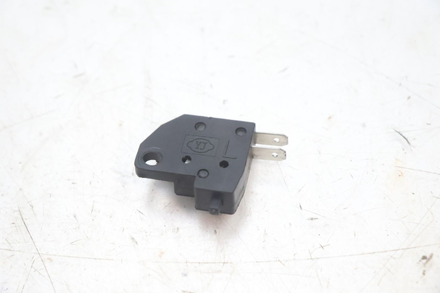 photo de CONTACTEUR FEU STOP GAUCHE JM MOTORS R-MAX TECH 50 (2024 - 2026) - Autre angle de vue