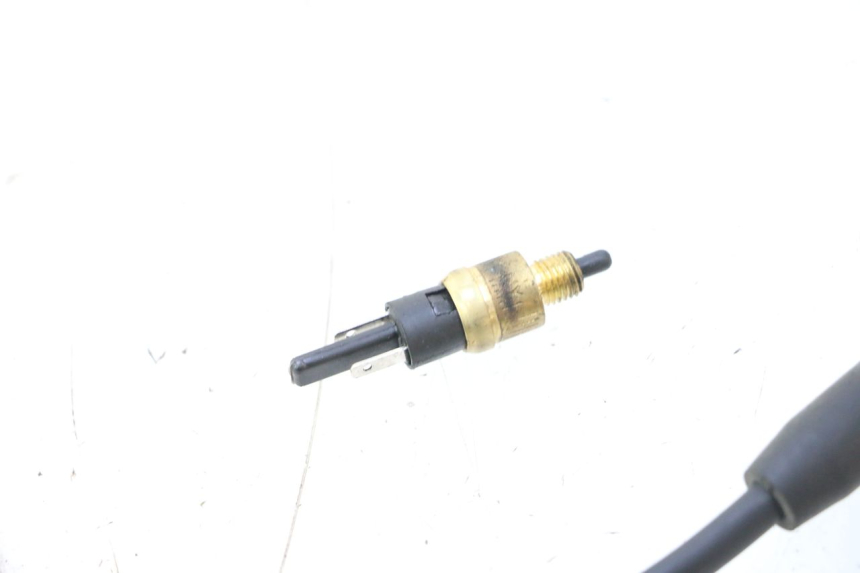 photo de CONTACTEUR FEU STOP GAUCHE YAMAHA YP MAJESTY 125 (1998 - 2001) - Détail de la pièce