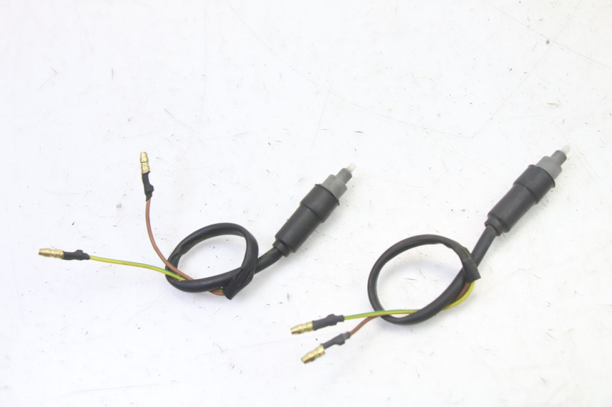 photo de CONTACTEUR FEU STOP YAMAHA JOG R 50 (2004 - 2014) - Gros plan technique