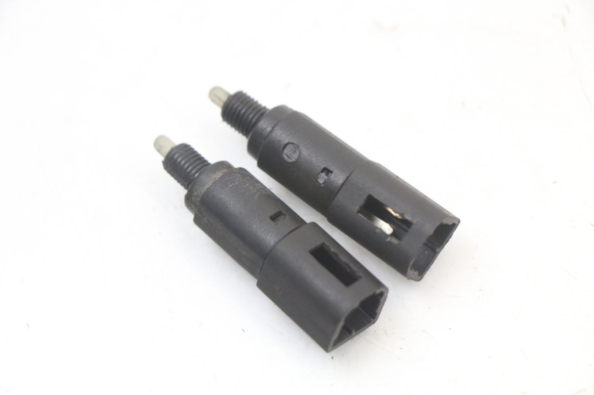 photo de CONTACTEUR FEU STOP PIAGGIO LIBERTY 4T 50 (2004 - 2008) - Autre angle de vue