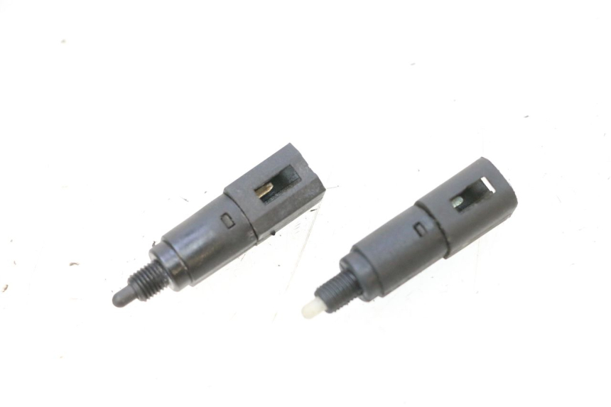 photo de CONTACTEUR FEU STOP PIAGGIO MP3 125 (2006 - 2014) - Vue principale