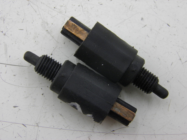 photo de CONTACTEUR FEU STOP PIAGGIO BEVERLY 125 (1998 - 2005) - Vue principale