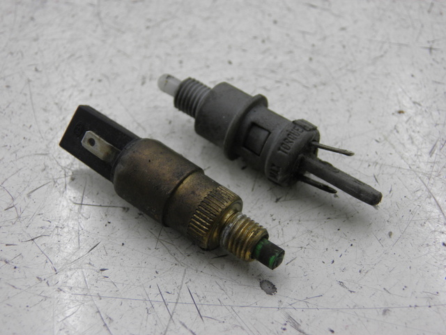 photo de CONTACTEUR FEU STOP PIAGGIO LX 125 (1998 - 2000) - Vue principale