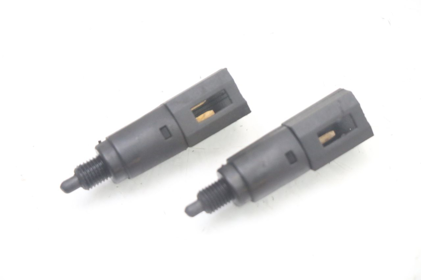 photo de CONTACTEUR FEU STOP PIAGGIO VESPA GRANTURISMO 125 (2003 - 2007) - Vue principale