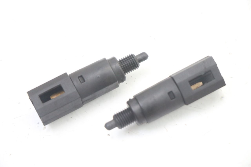 photo de CONTACTEUR FEU STOP PIAGGIO VESPA GRANTURISMO 125 (2003 - 2007) - Détail de la pièce