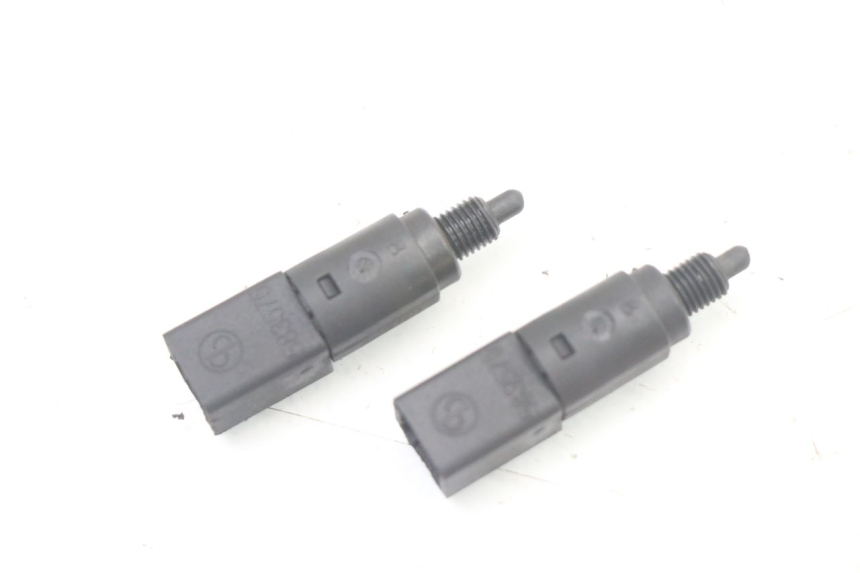 photo de CONTACTEUR FEU STOP PIAGGIO VESPA GRANTURISMO 125 (2003 - 2007) - Zoom état d’usage