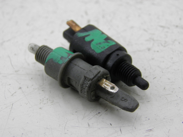 photo de CONTACTEUR FEU STOP PIAGGIO ZIP 4T 50 (2001 - 2008) - Détail de la pièce