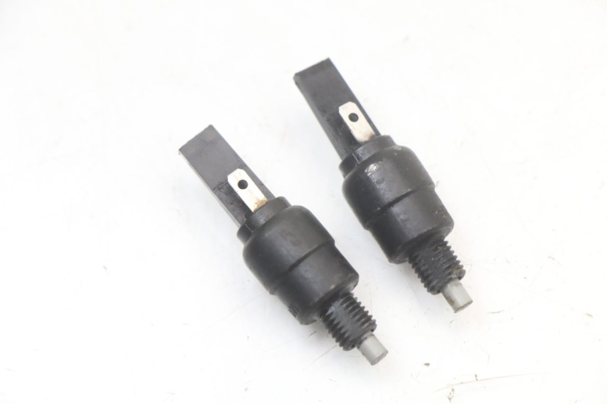 photo de CONTACTEUR FEU STOP APRILIA SCARABEO GT 125 (1999 - 2007) - Détail de la pièce