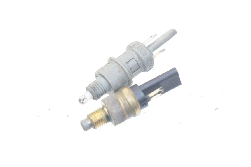 photo de CONTACTEUR FEU STOP PEUGEOT SV 80 (1993 - 1997) - Détail de la pièce