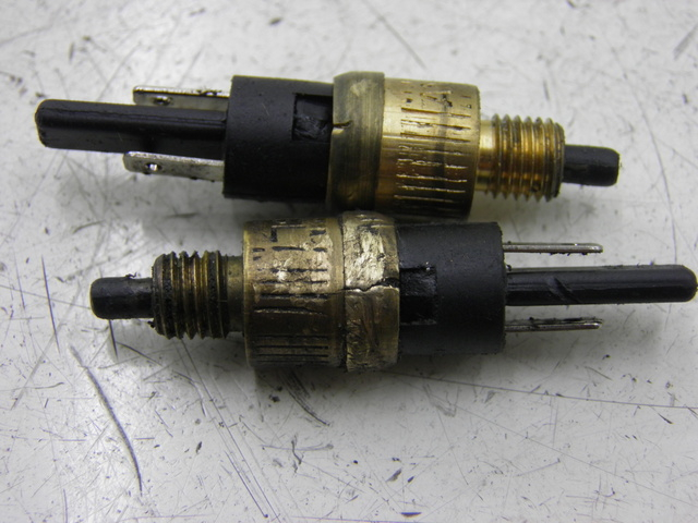 photo de CONTACTEUR FEU STOP YAMAHA YN NEO'S 50 (1997 - 2004) - Gros plan technique