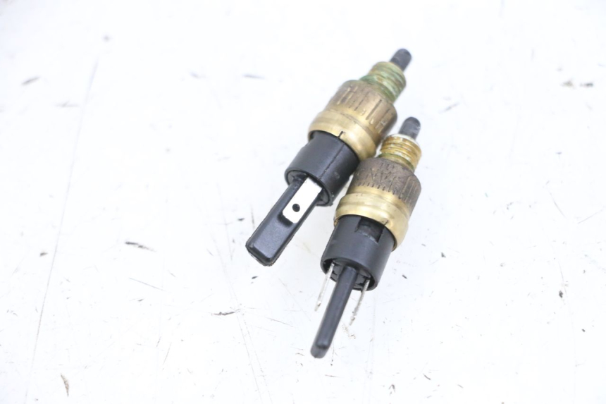 photo de CONTACTEUR FEU STOP YAMAHA YP MAJESTY 125 (2002 - 2006) - Détail de la pièce