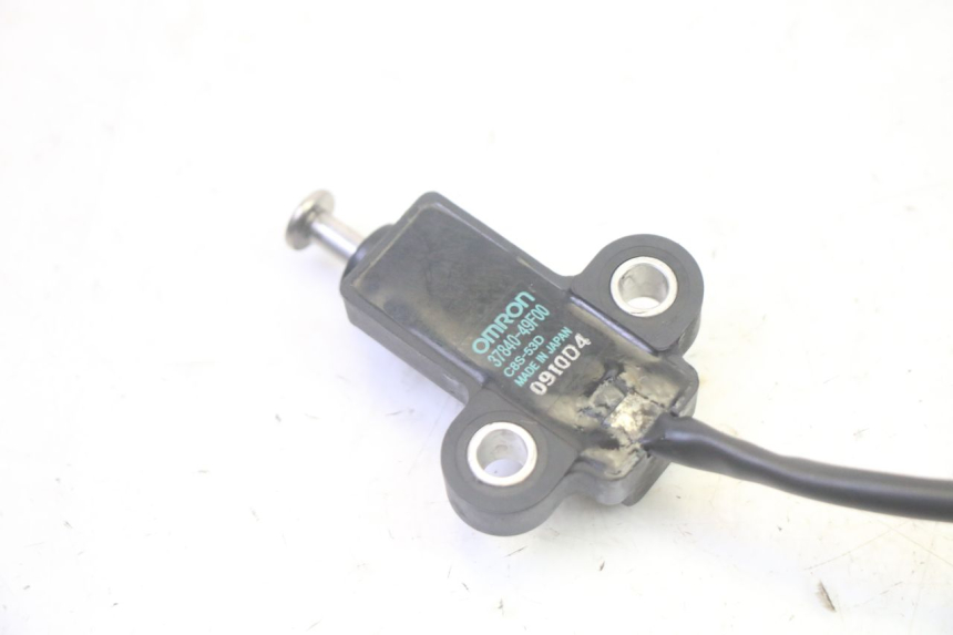 photo de COUPE CONTACT BEQUILLE SUZUKI BURGMAN 125 (2007 - 2014) - Gros plan technique