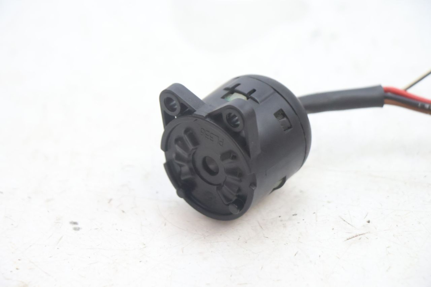photo de COUPE CONTACT YAMAHA YP MAJESTY 125 (2002 - 2006) - Détail de la pièce