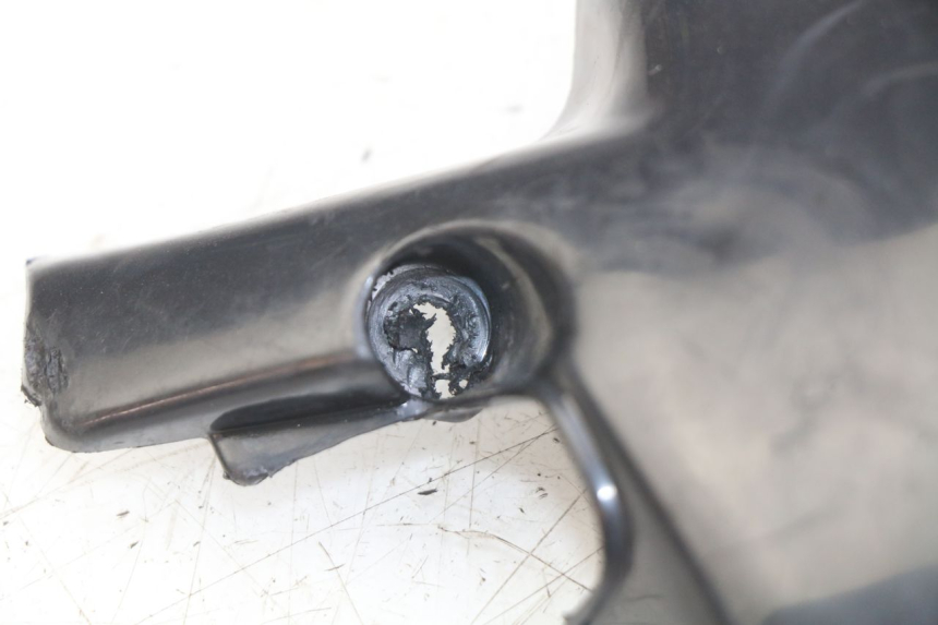 photo de COUVRE GUIDON ARRIERE MBK BOOSTER SPIRIT 50 (1999 - 2003) - Autre angle de vue