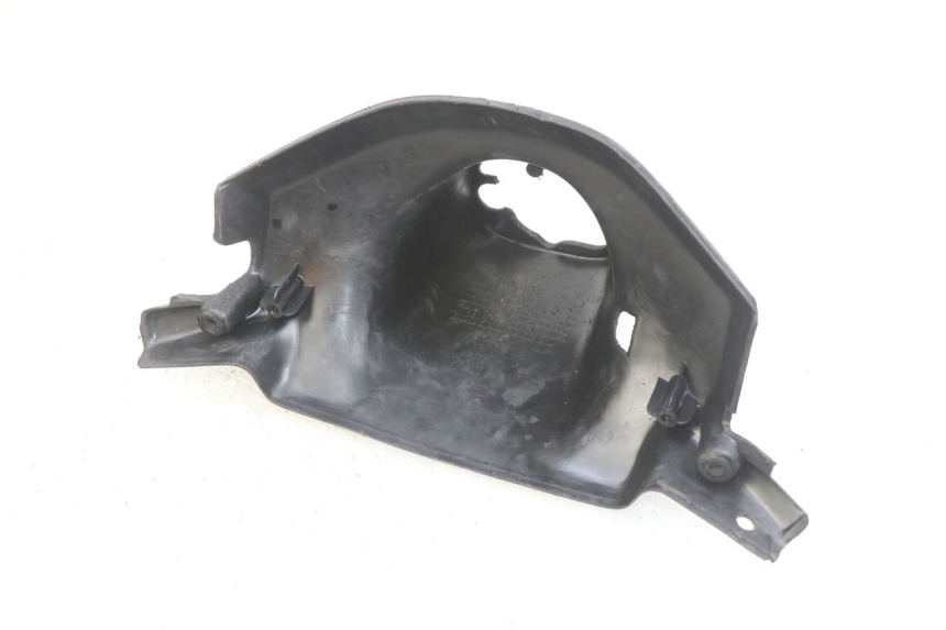 photo de COUVRE GUIDON ARRIERE MBK BOOSTER SPIRIT 50 (1999 - 2003) - Gros plan technique