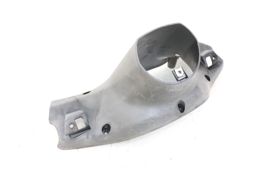 photo de COUVRE GUIDON ARRIERE MBK BOOSTER SPIRIT 50 (2004 - 2017) - Gros plan technique