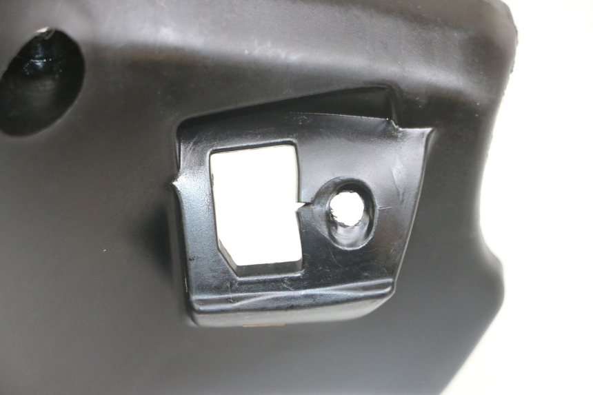 photo de COUVRE GUIDON ARRIERE MBK BOOSTER SPIRIT 50 (2004 - 2017) - Gros plan technique