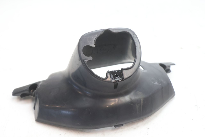 photo de COUVRE GUIDON ARRIERE MBK BOOSTER SPIRIT 50 (1996 - 1999) - Gros plan technique