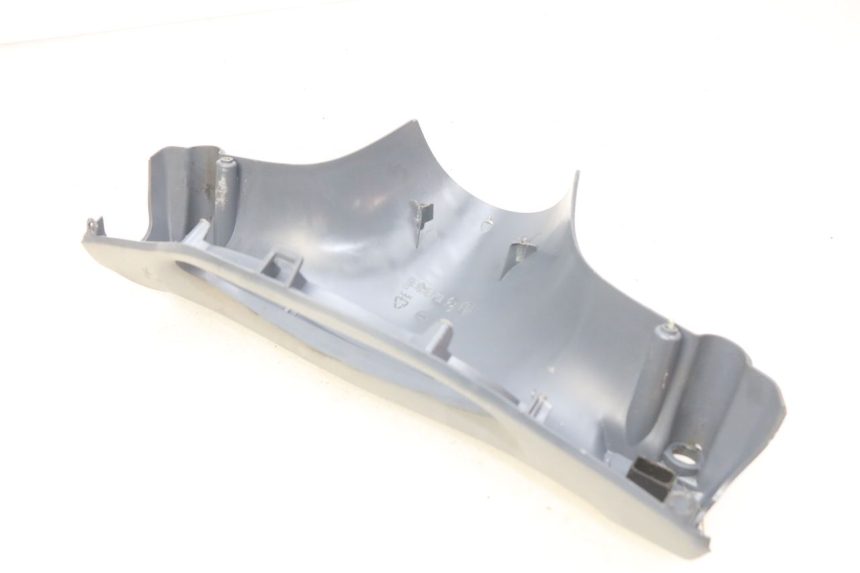 photo de COUVRE GUIDON ARRIERE PIAGGIO FLY 100 (2006 - 2010) - Détail de la pièce