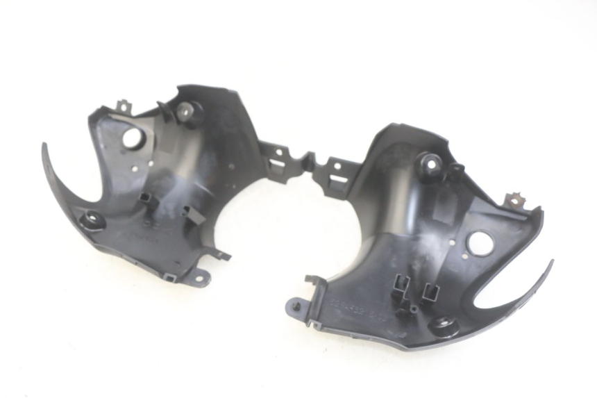photo de COUVRE GUIDON ARRIERE YAMAHA HW XENTER 125 (2011 - 2017) - Détail de la pièce