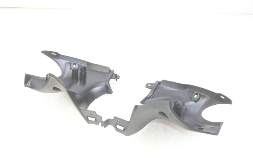 photo de COUVRE GUIDON ARRIERE YAMAHA HW XENTER 125 (2011 - 2017) - Gros plan technique