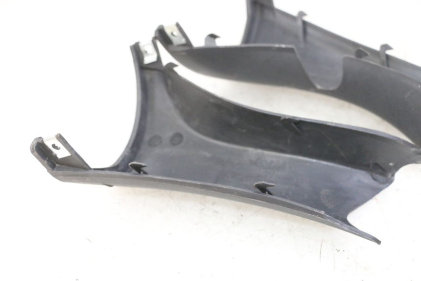 photo de COUVRE GUIDON ARRIERE SYM JOYMAX 125 (2010 - 2017) - Gros plan technique