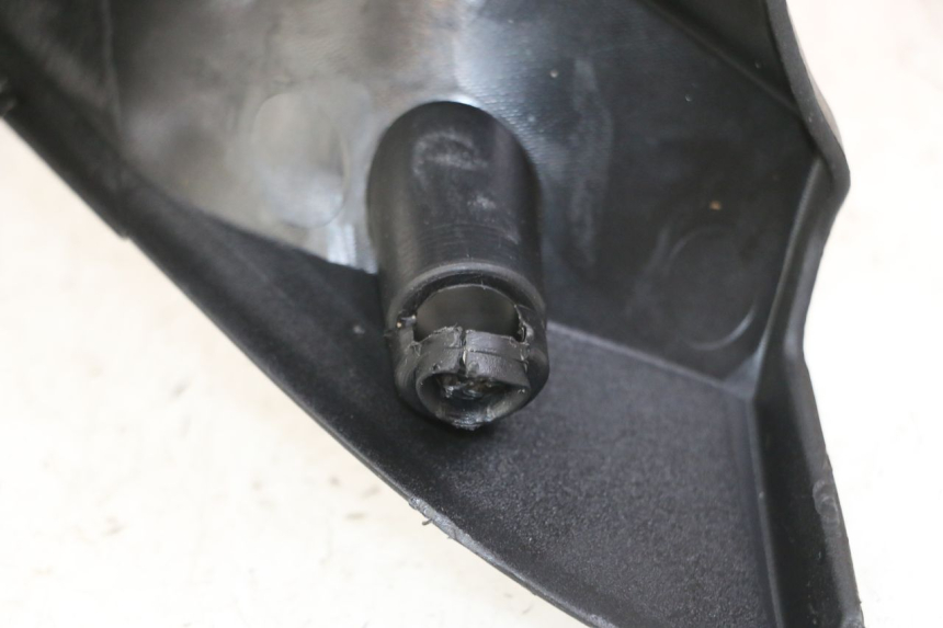 photo de COUVRE GUIDON ARRIERE KYMCO XCITING 500 (2007 - 2010) - Gros plan technique