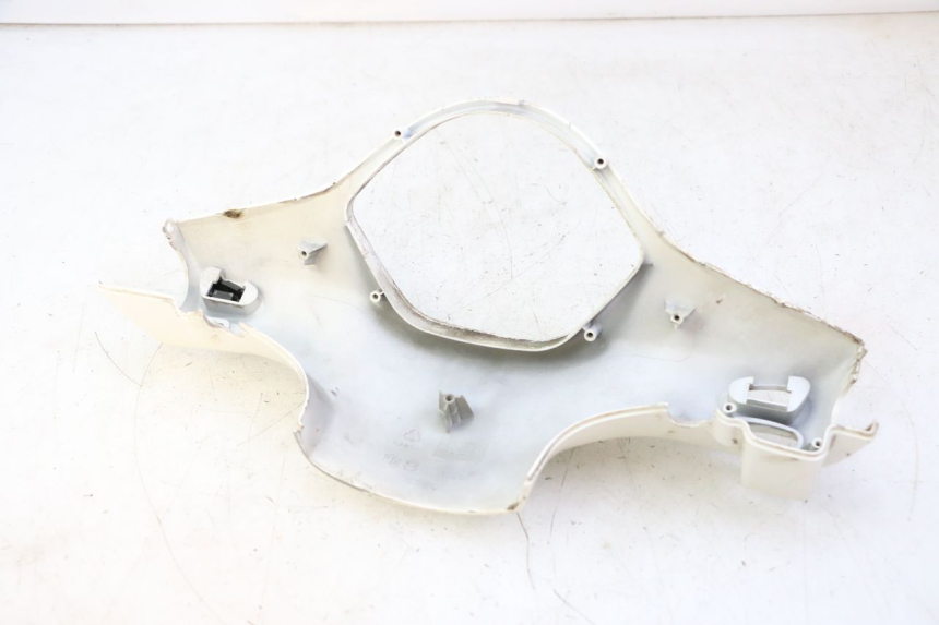 photo de COUVRE GUIDON ARRIERE PIAGGIO LXV 4T 50 (2009 - 2013) - Gros plan technique