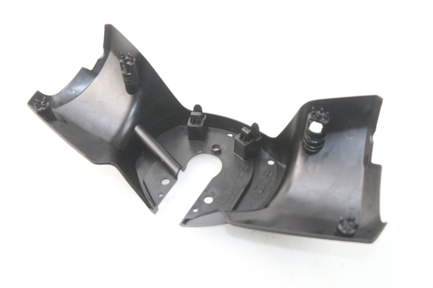 photo de COUVRE GUIDON ARRIERE PEUGEOT METROPOLIS 400 (2017 - 2020) - Gros plan technique