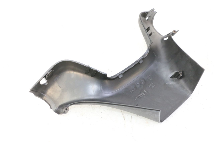 photo de COUVRE GUIDON ARRIERE PIAGGIO MP3 RL 250 (2006 - 2010) - Gros plan technique