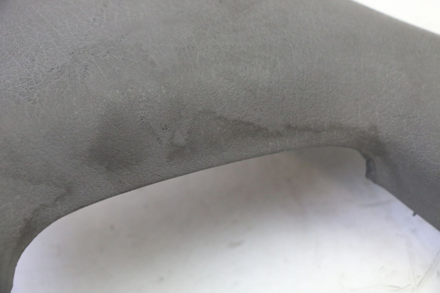 photo de COUVRE GUIDON ARRIERE PIAGGIO MP3 500 (2011 - 2015) - Gros plan technique