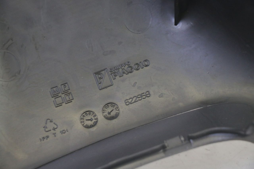 photo de COUVRE GUIDON ARRIERE PIAGGIO MP3 500 (2011 - 2015) - Marquages et références