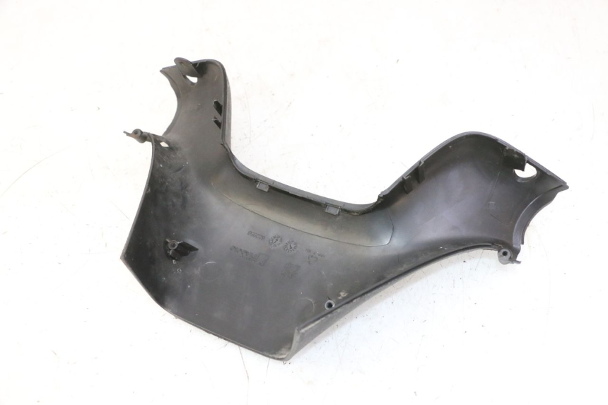 photo de COUVRE GUIDON ARRIERE PIAGGIO MP3 RL 250 (2006 - 2010) - Points de fixation