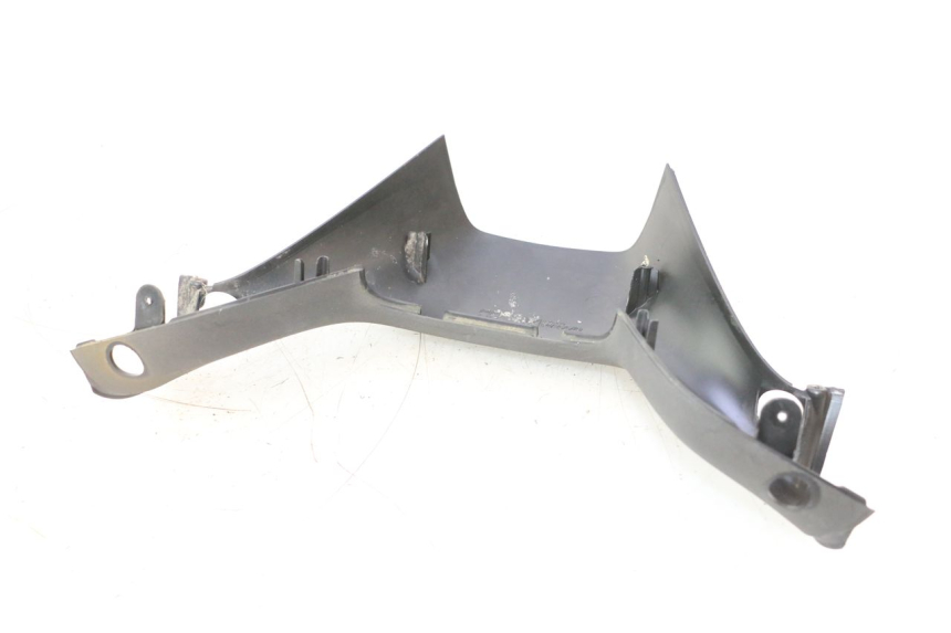 photo de COUVRE GUIDON ARRIERE PIAGGIO MP3 125 (2006 - 2014) - Détail de la pièce