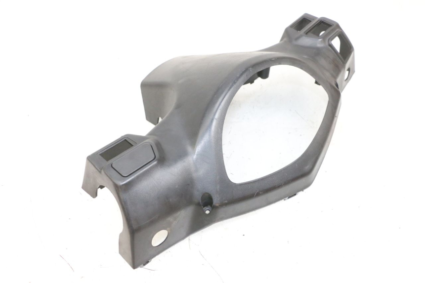 photo de COUVRE GUIDON ARRIERE SYM ORBIT III 3 4T 50 (2021 - 2025) - Détail de la pièce