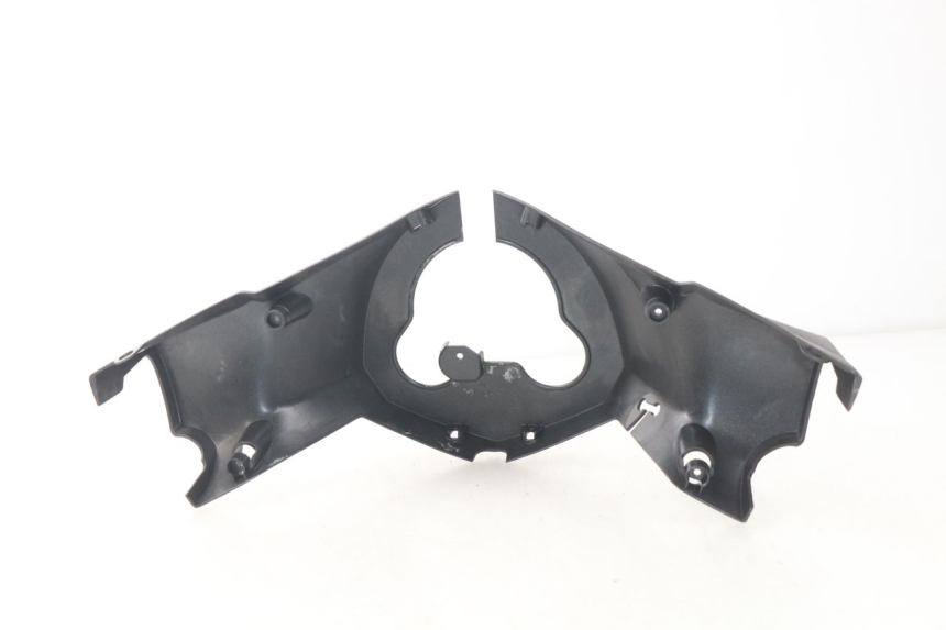 photo de COUVRE GUIDON ARRIERE PEUGEOT SATELIS 125 (2006 - 2009) - Détail de la pièce