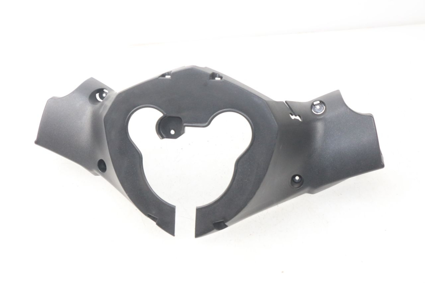 photo de COUVRE GUIDON ARRIERE PEUGEOT SATELIS 125 (2006 - 2009) - Autre angle de vue