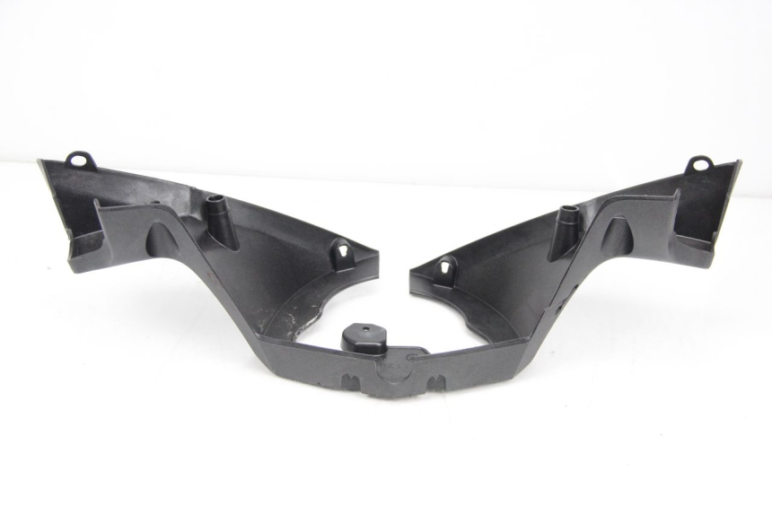 photo de COUVRE GUIDON ARRIERE PEUGEOT SATELIS 125 (2013 - 2018) - Détail de la pièce