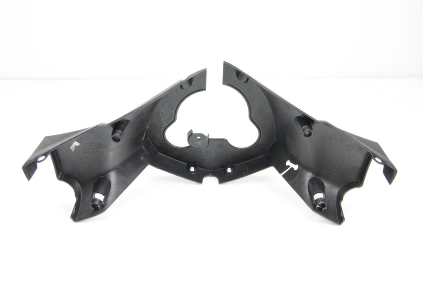 photo de COUVRE GUIDON ARRIERE PEUGEOT SATELIS 125 (2013 - 2018) - Gros plan technique