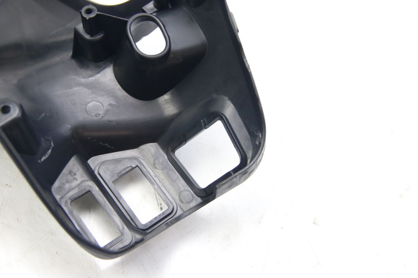 photo de COUVRE GUIDON ARRIERE SUZUKI SIXTEEN 125 (2008 - 2010) - Gros plan technique