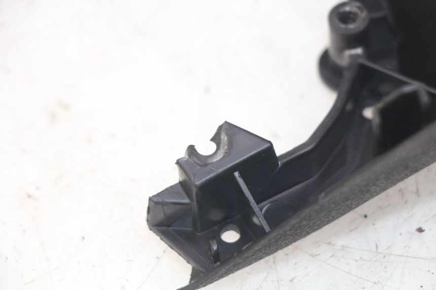 photo de COUVRE GUIDON ARRIERE MBK SKYCRUISER 125 (2010 - 2013) - Autre angle de vue