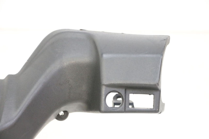 photo de COUVRE GUIDON ARRIERE APRILIA SXR 50 (2021 - 2023) - Gros plan technique