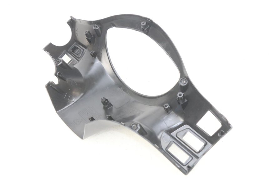 photo de COUVRE GUIDON ARRIERE PEUGEOT TWEET ACTIVE 4T 50 (2018 - 2022) - Détail de la pièce