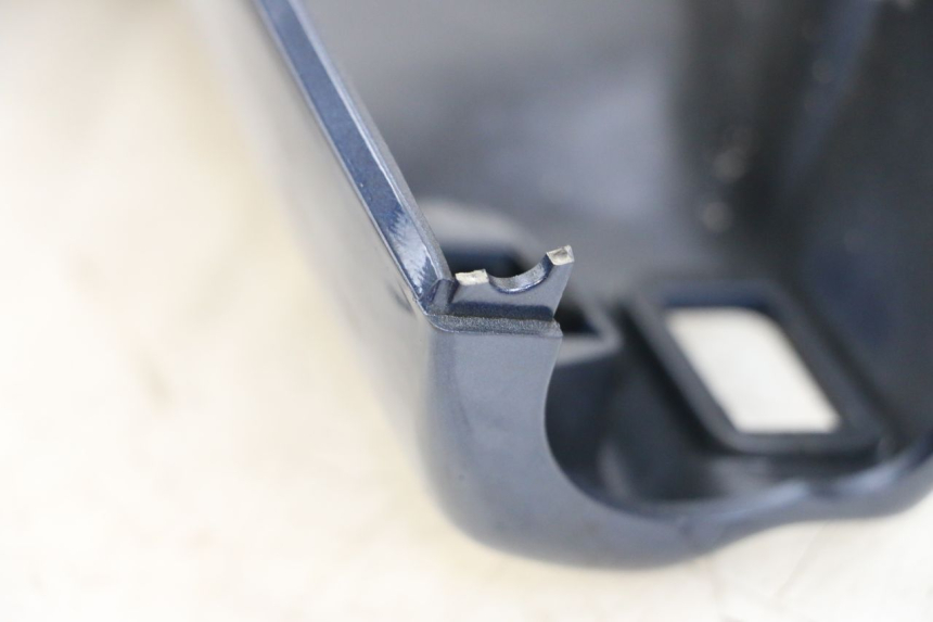 photo de COUVRE GUIDON ARRIERE PIAGGIO VESPA LX 125 (2005 - 2010) - Détail de la pièce