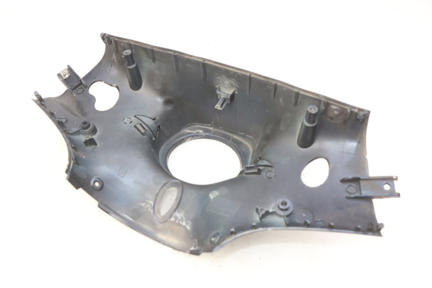 photo de COUVRE GUIDON ARRIERE PIAGGIO VESPA PRIMAVERA 2T 50 (2013 - 2018) - Détail de la pièce